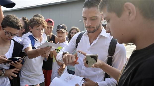 De Sciglio bị vây kín ngay khi vừa tới Turin - Bóng Đá