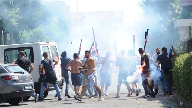 Chỉ là giao hữu, nhưng fan Brescia và Cagliari vẫn có cớ đánh nhau - Bóng Đá