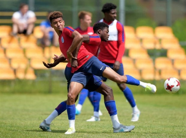 U21 Anh múa gậy lấy tinh thần trước ngày gặp Đức - Bóng Đá