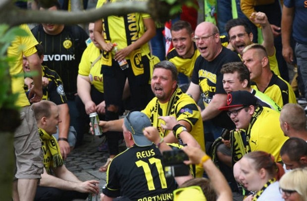 Cảnh sát căng thẳng chờ Dortmund 'khoe' cúp - Bóng Đá