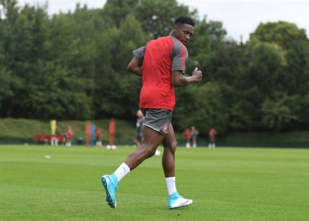 Tân binh Kolasinac nỗ lực ghi điểm trong ngày đầu tập cùng Arsenal - Bóng Đá