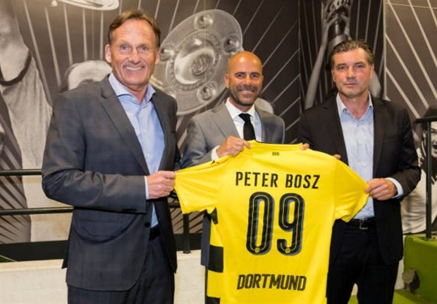 Bosz cười không ngớt trong ngày đầu làm 'Boss' tại Dortmund - Bóng Đá