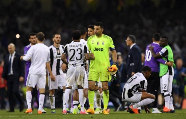 An ủi đồng đội, nhưng Buffon chẳng thể an ủi chính mình - Bóng Đá
