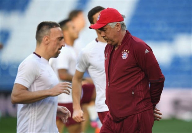 Mats Hummels ôm gối trên sân, Ancelotti lo ra mặt - Bóng Đá