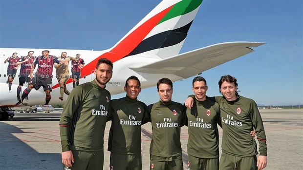 Donnarumma 'cứng đơ' bên chuyên cơ mới của AC Milan - Bóng Đá