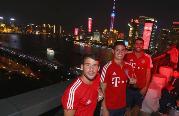 Ancelotti dẫn vợ tham qua cảnh đêm tại Thượng Hải - Bóng Đá