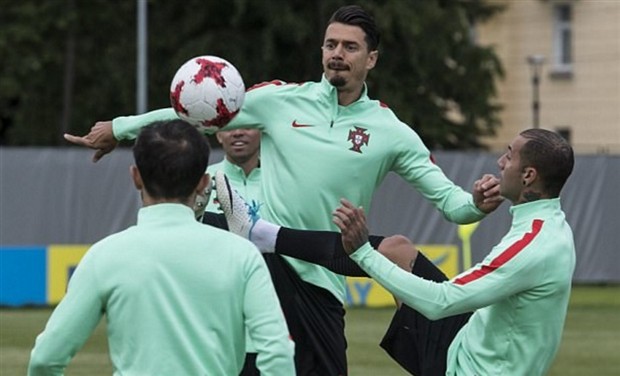 Ronaldo té lăn lộn trong buổi tập của Bồ Đào Nha - Bóng Đá