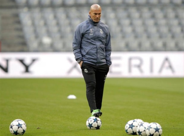Hình ảnh trái ngược giữa Zidane và các học trò tại Munich - Bóng Đá