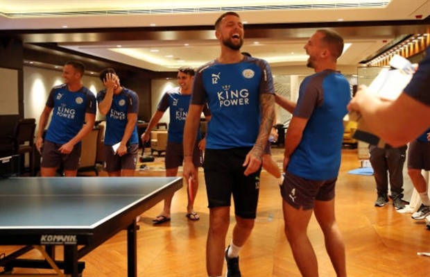 Sao Leicester chơi 'lầy' trên bàn bóng bàn - Bóng Đá