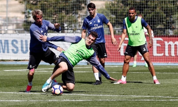 Mourinho đau xót tiễn cha đi về nơi yên nghỉ - Bóng Đá