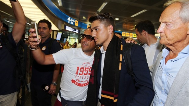Mục tiêu của Man City tươi rói với băng rôn của Roma - Bóng Đá