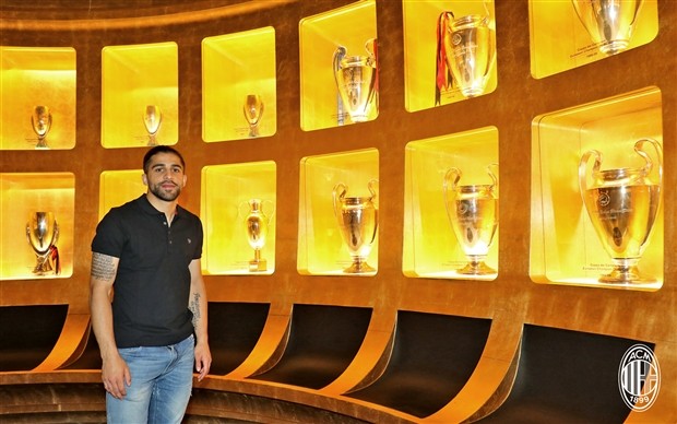 Trai đẹp Ricardo Rodriguez 'ngơ ngác' trước kho tàng của AC Milan - Bóng Đá