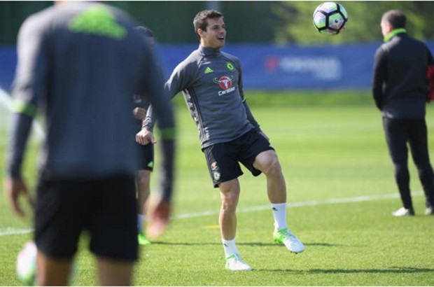 Hết dự khán, Ranieri lại tới tận sân tập để chào hỏi Conte - Bóng Đá