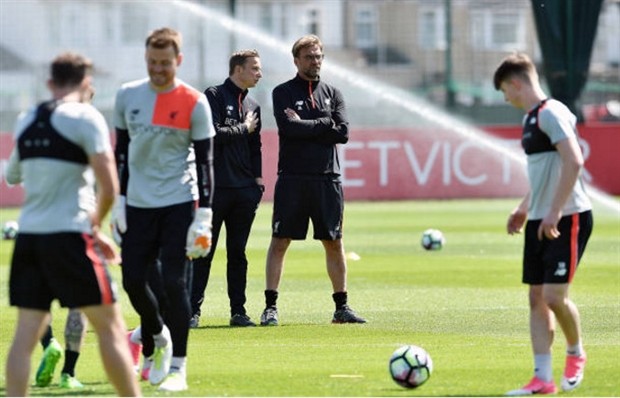 Dàn sao Liverpool khoái chí khi vừa nắm tay, vừa tập luyện  - Bóng Đá