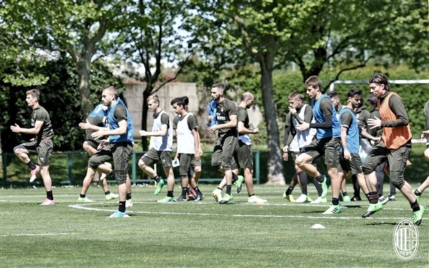 Dàn sao trẻ Nam Phi hát hò rộn ràng trước giờ gặp Italia - Bóng Đá