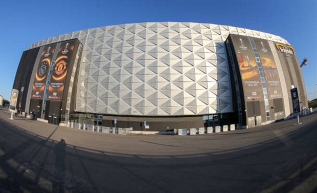 Wembley sáng đèn hướng về thành Manchester - Bóng Đá