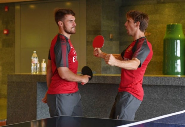 Ramsey cay cú khi bị hạ gục trong môn bóng bàn - Bóng Đá