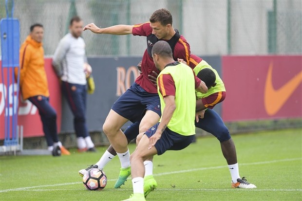 Roma 'thiếu lửa' trước giờ đại chiến với Milan - Bóng Đá