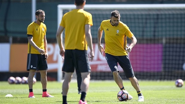 Tập nhẹ trước giờ đấu với Chievo, Juventus hướng tới Barcelona - Bóng Đá