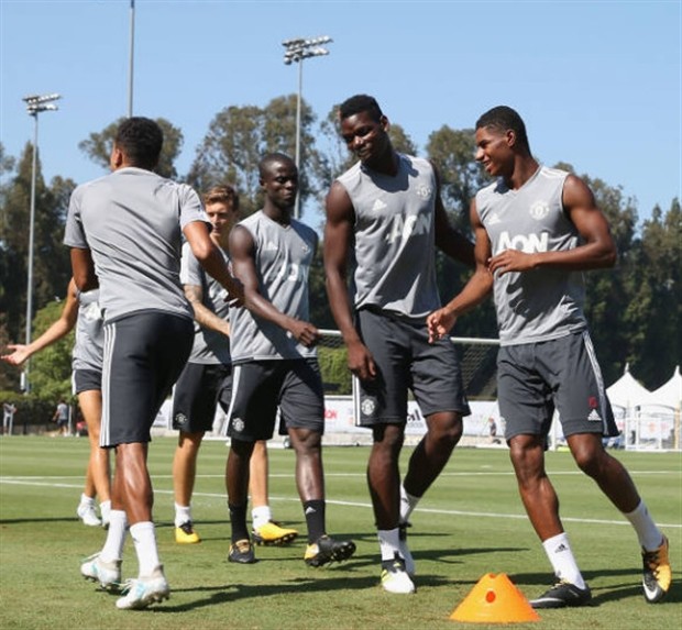 'Người mẫu' Pogba chăm chỉ tạo dáng trên sân tập của Man Utd - Bóng Đá