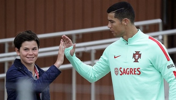 Fan phấn khích vì được đập tay Ronaldo ngay trên sân tập - Bóng Đá