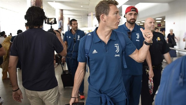 Vừa xong hợp đồng, De Sciglio đã tức tốc bay sang Mỹ hội quân Juventus - Bóng Đá