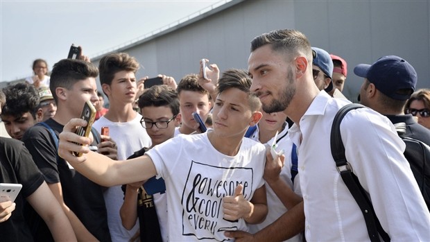 De Sciglio bị vây kín ngay khi vừa tới Turin - Bóng Đá