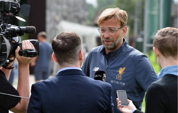 Kloop nhận quà bất ngờ trong ngày đầu trở lại Liverpool - Bóng Đá