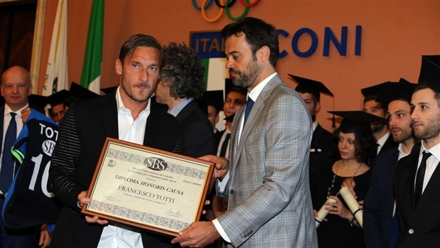 Trước trận đấu cuối, Totti tranh thủ 'hồi xuân' - Bóng Đá