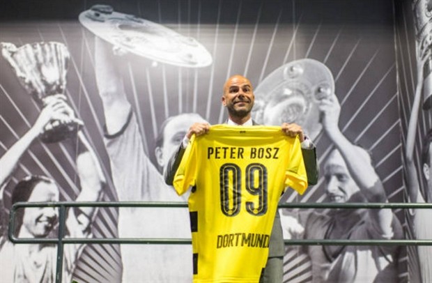 Bosz cười không ngớt trong ngày đầu làm 'Boss' tại Dortmund - Bóng Đá