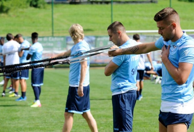 Lazio lại mang đại bàng ra 'tiếp sức' các cầu thủ - Bóng Đá