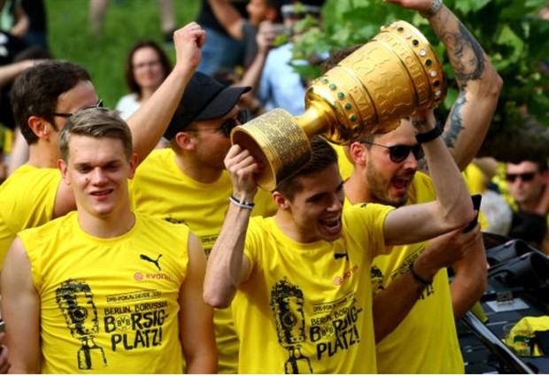 Mặc chấn thương, Reus vẫn tưng bừng đón cúp cùng Dortmund - Bóng Đá