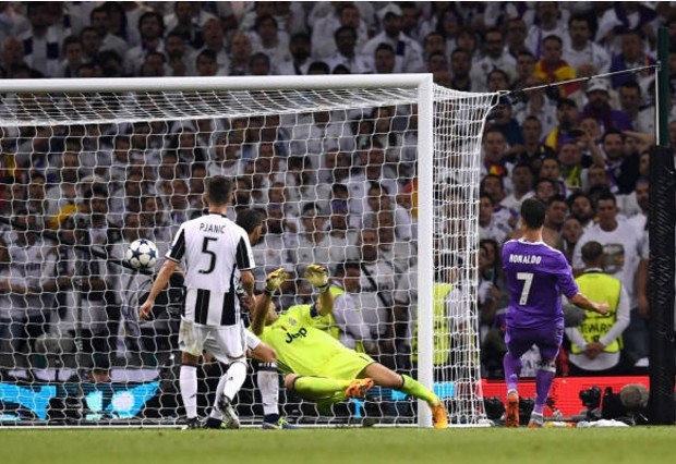 An ủi đồng đội, nhưng Buffon chẳng thể an ủi chính mình - Bóng Đá
