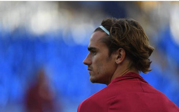 Griezmann cười không nổi khi đặt chân tới King Power - Bóng Đá