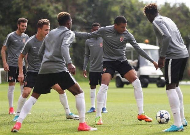 Trước thềm đại chiến, Mbappe vẫn rất 'nhí nhảnh' trên sân tập - Bóng Đá