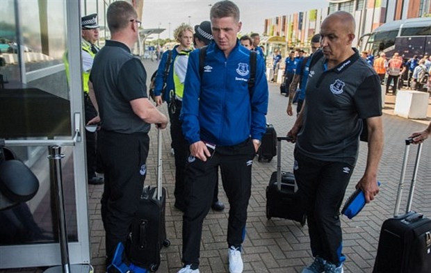 Rooney và dàn sao Everton mệt mỏi di chuyển tới Hà Lan - Bóng Đá