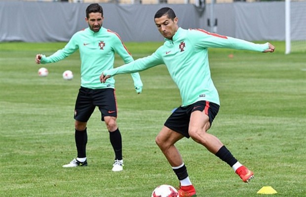 Ronaldo té lăn lộn trong buổi tập của Bồ Đào Nha - Bóng Đá