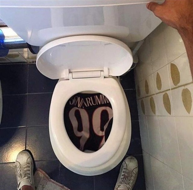 Chùm ảnh: Toàn cảnh Donnarumma 'ngộp' trong biển tiền từ fan Milan - Bóng Đá