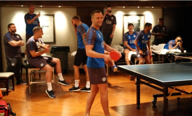 Sao Leicester chơi 'lầy' trên bàn bóng bàn - Bóng Đá