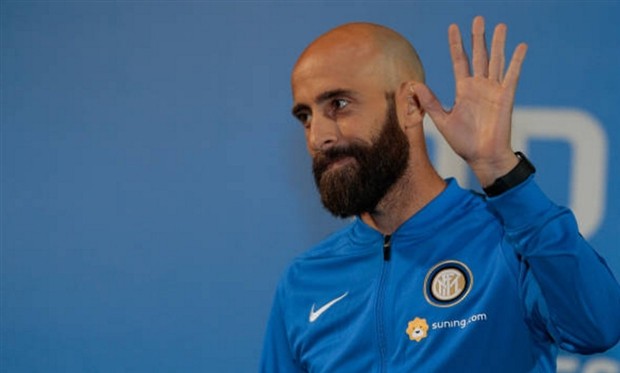 Mặc mưa gió, NHM chấp nhận đợi hàng giờ chờ Inter - Bóng Đá