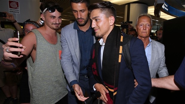 Mục tiêu của Man City tươi rói với băng rôn của Roma - Bóng Đá