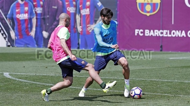 Vắng Messi và Neymar, Suarez lẻ loi trong buổi tập của Barcelona - Bóng Đá