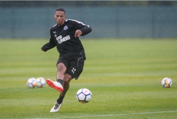 Dọa rời Newcastle, nhưng Benitez vẫn đầy tâm huyết trên sân tập  - Bóng Đá