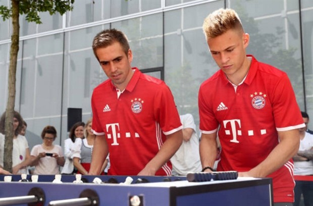 Dàn sao Bayern căng thẳng tột độ với... banh bàn - Bóng Đá