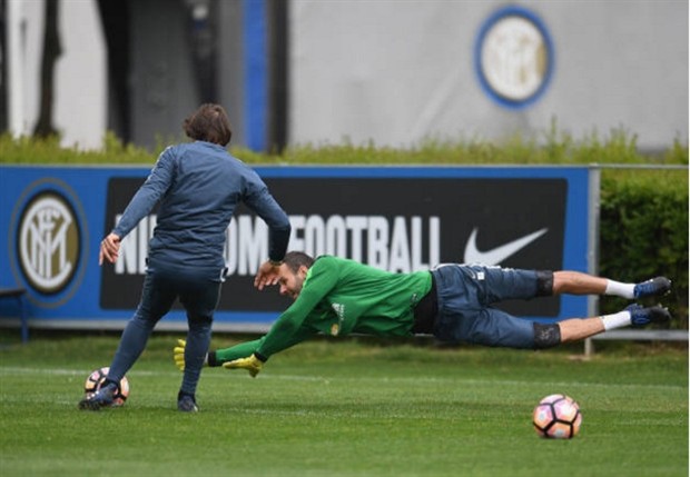 Huyền thoại Zanetti nhẹ người vì thái độ của Inter - Bóng Đá
