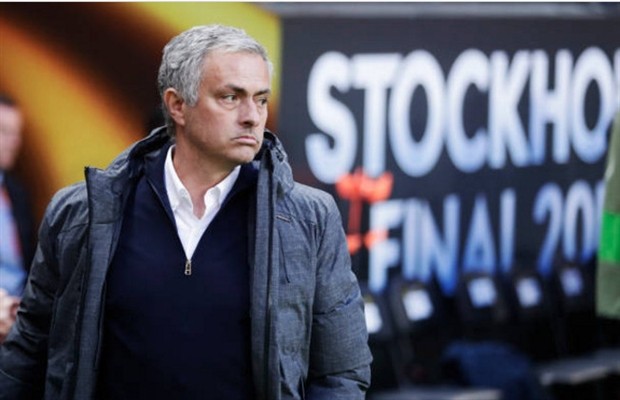 Mourinho nén đau trở lại quê nhà chịu tang - Bóng Đá