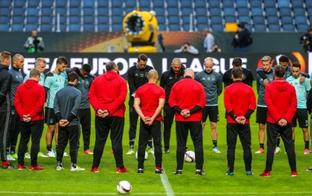 Wembley sáng đèn hướng về thành Manchester - Bóng Đá