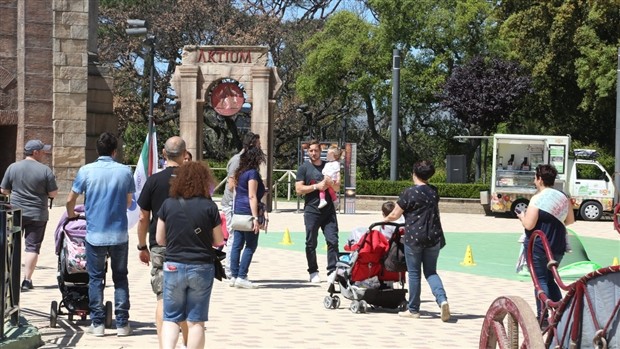 Trước đại chiến, Totti vẫn thoải mái đi chơi cùng gia đình - Bóng Đá