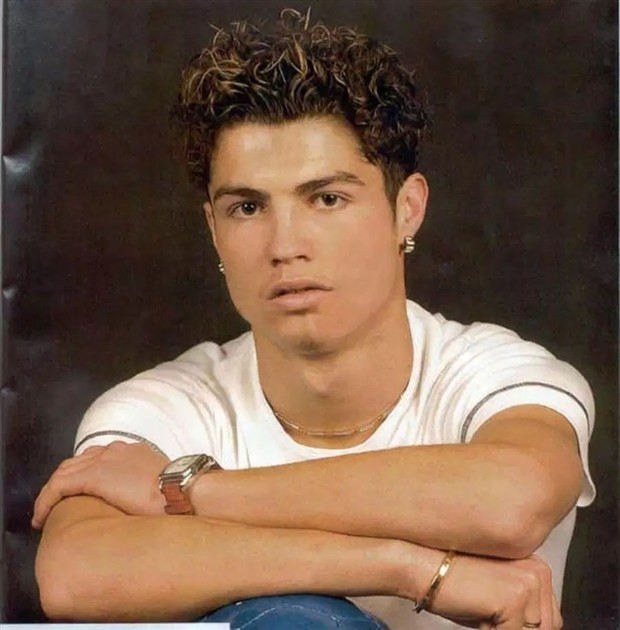 Trước húi cua, Ronaldo từng gây dấu ấn với kiểu tóc nào? - Bóng Đá