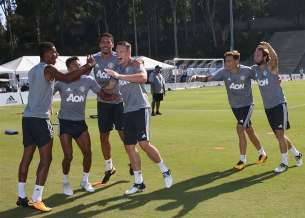 'Người mẫu' Pogba chăm chỉ tạo dáng trên sân tập của Man Utd - Bóng Đá